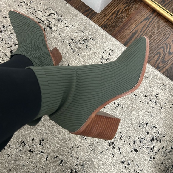 Steve Madden Ribbed Ankle Boots - Picture 2 of 2